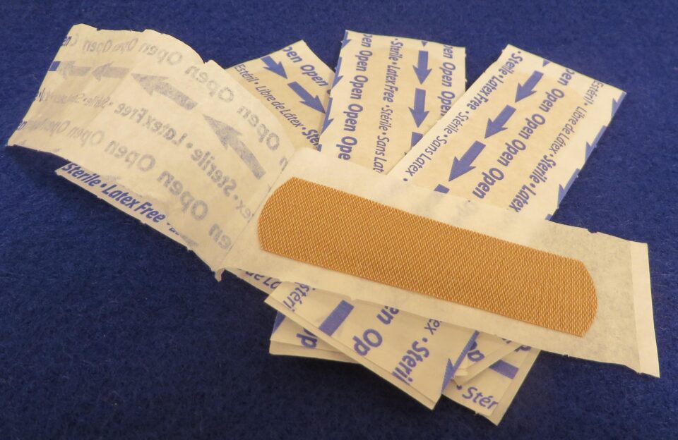 Come pulire, medicare e curare le piccole ferite, le abrasioni e le piccole ustioni disinfettanti, cerotti ed altri trattamenti e rimedi della nonna efficaci